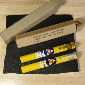 Bendix V-742 V-740 Pair Vintage V740 Radiological Dosimeter Roentgens Pen