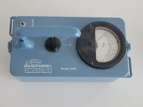 Roentgens 3009 Vintage Model Geiger Counter Radiological Survey Meter Dosimeter