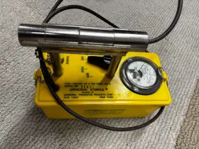 Universal Atomics Division Of Univrsal Transistor Products Corp 11452 Vintage Civil Defense Geiger Counter Fcda Item # Cd V-700 Model No. 4
